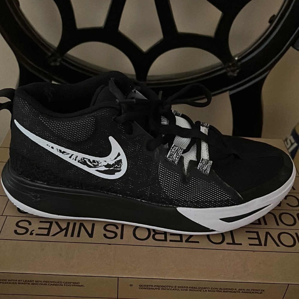 Kyrie Flytrap VI shoes! Excellent Used Condition.